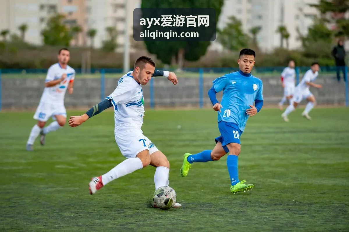 ayx爱游官网城市周边游湖畔营地线路的日落与帐篷区